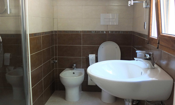 Agriturimo-Li-Pireddi-bagno-alloggio-Angelo